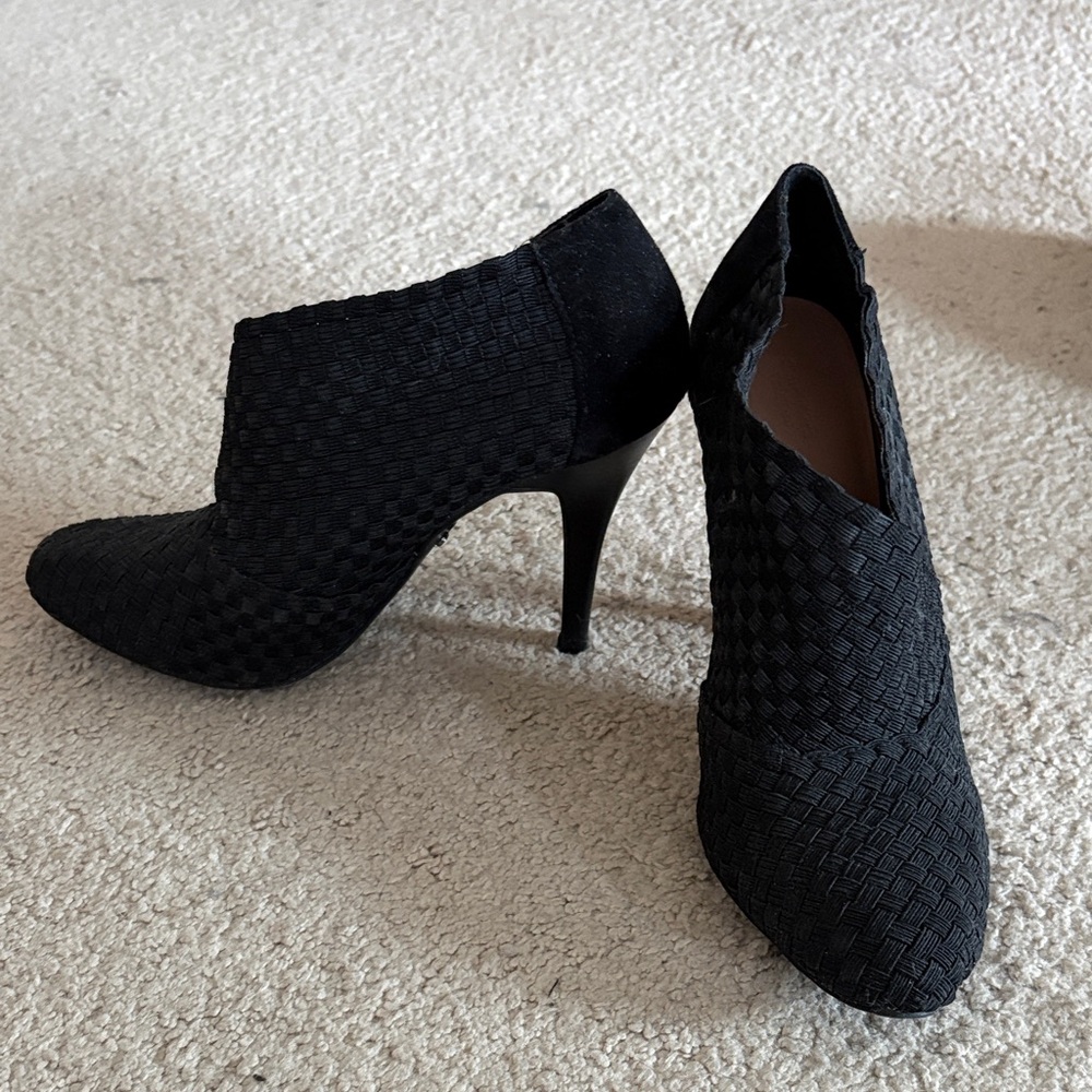 Simply Vera Vera Wang Textured Black Heels